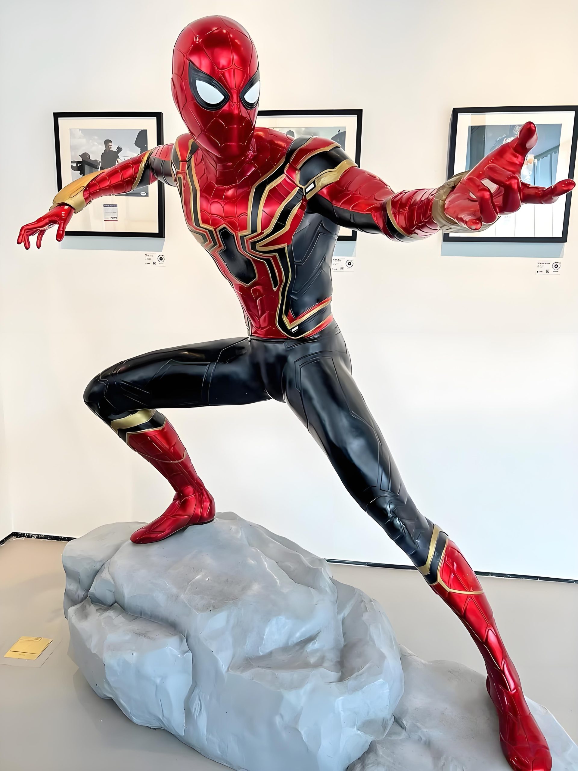 Shopping Mall Cartoon Sculpture